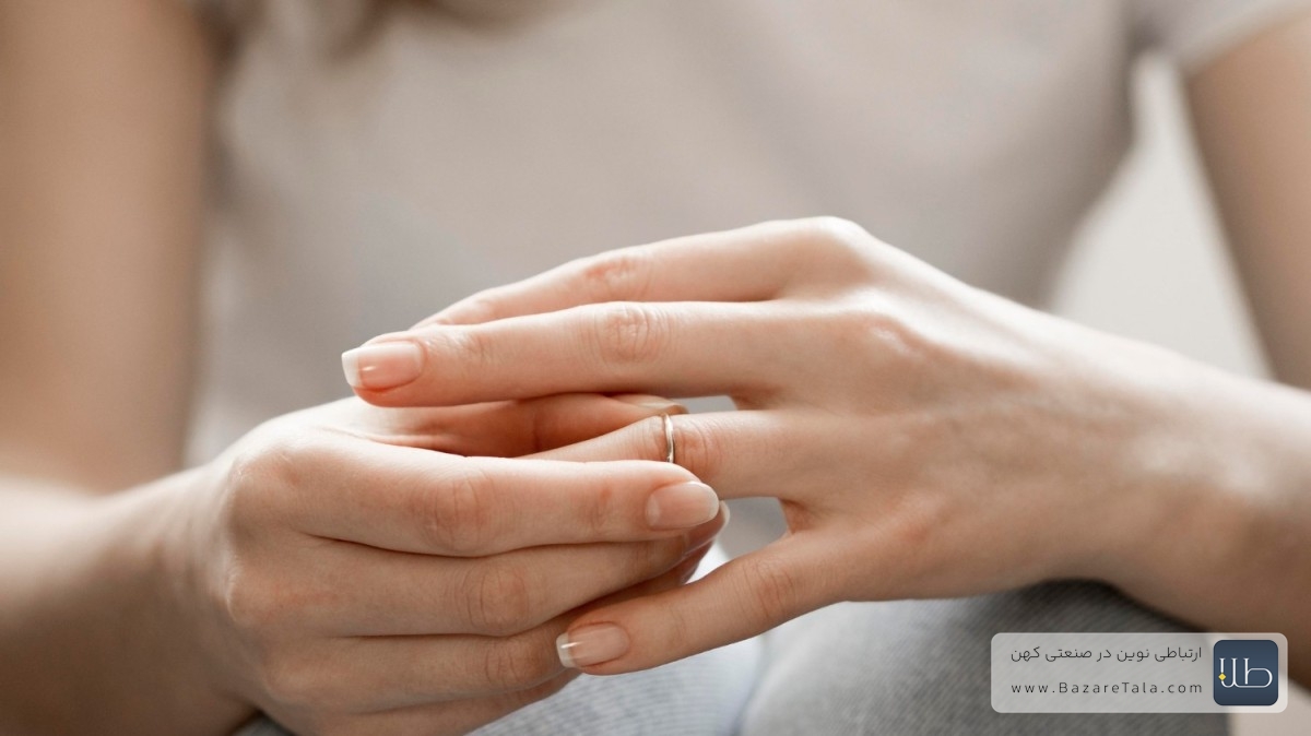 انگشتر در انگشت میانی نماد چیست